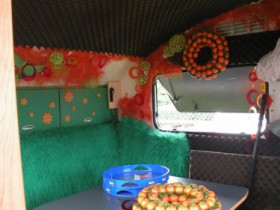 Innen mit grünem Plüsch