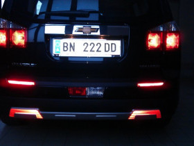 Rückansicht bei Nacht